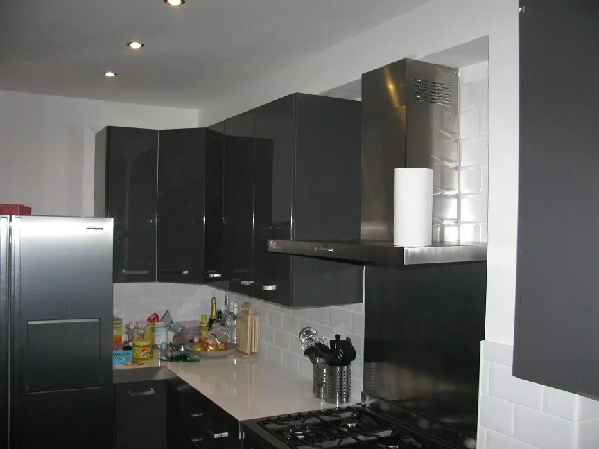 Afgewerkte keuken met gladde wanden, plafond en inbouwspots